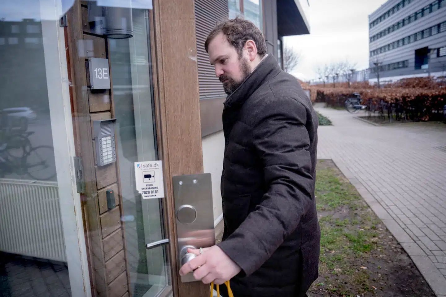 Mathias Halfdaner har kontaktet politiet og spurgt, hvad ejerforeningen kan gøre ved de mange indbrud. Politiet foreslår overvågning, men det har de allerede, og det har ikke haft den store effekt.