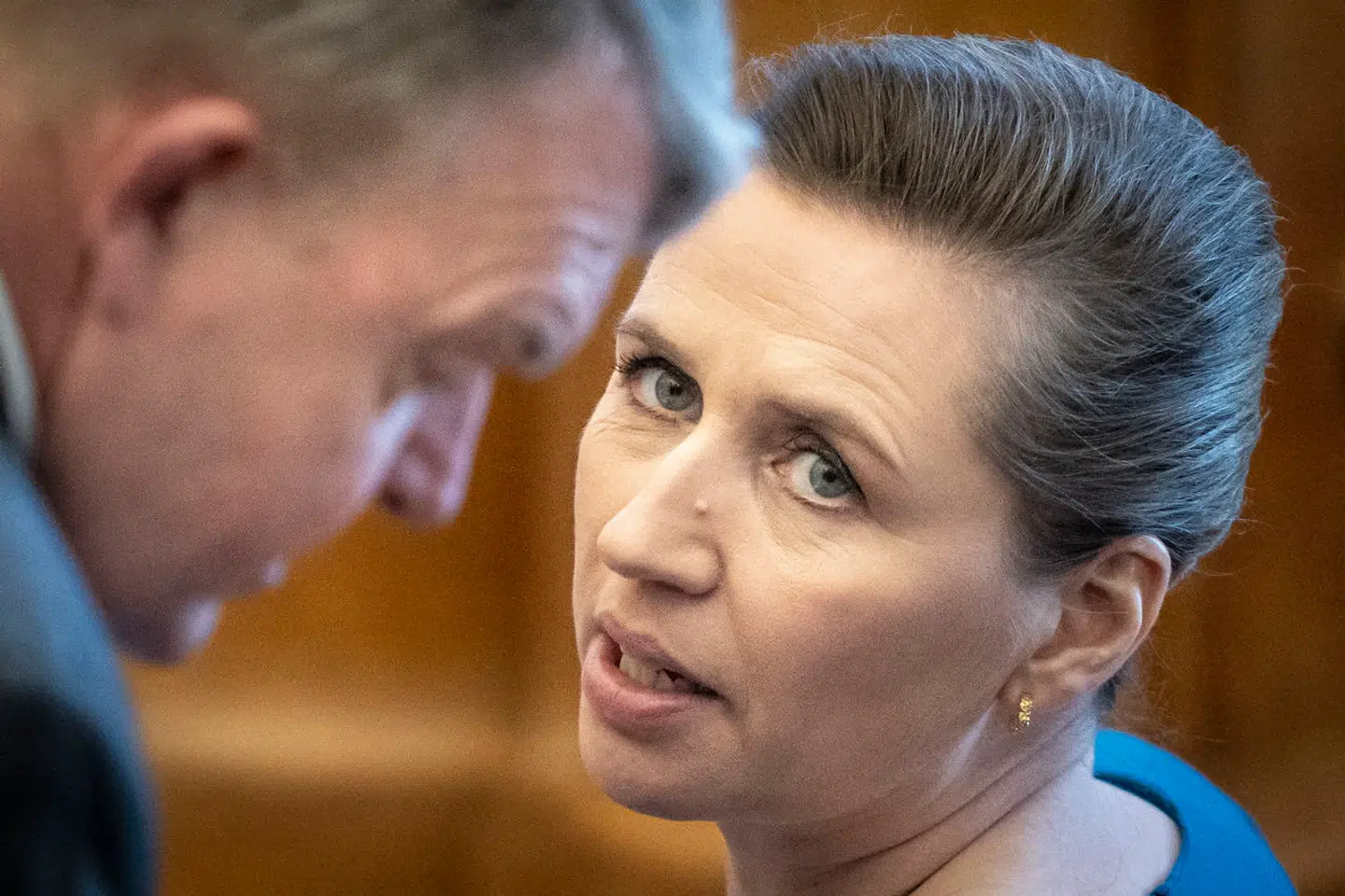 Lars Løkke Rasmussen (M) siger, at der ikke er nogen krigsskat på vej, men Mette Frederiksen (S) vil ikke udelukke noget. I hvert fald ikke på sigt.
