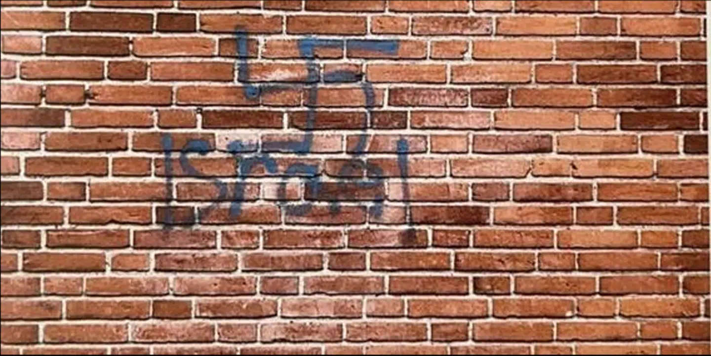 Hagekors på skolemur i november 2023.