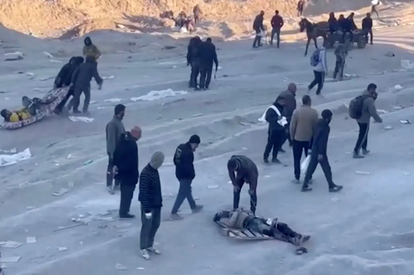 Palæstinensere hjælper sårede efter kaos i Gaza den 29. februar. Det israelske militær siger fredag, at en foreløbig undersøgelse af en episode, hvor der ifølge Hamas blev dræbt over 100 Gaza-indbyggere i forbindelse med uddeling af nødhjælp fra lastbiler, viser, at israelske soldater ikke skød mod konvojen.