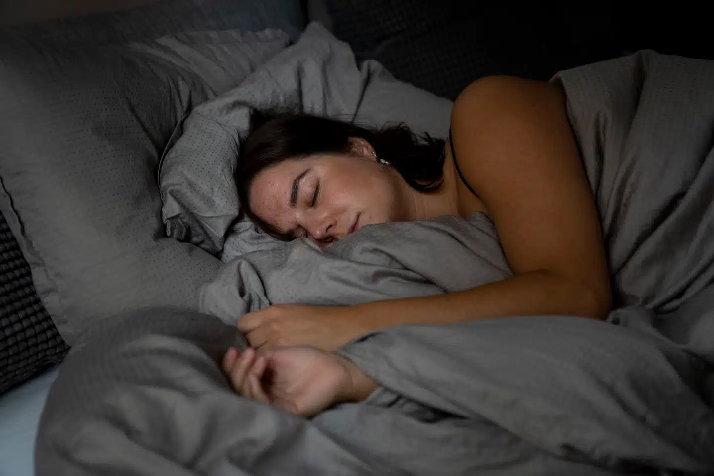 Mange unge kan ikke sove om natten, fordi de bekymrer sig. Det kan give en dårlig start på voksenlivet, lyder det fra ekspert.