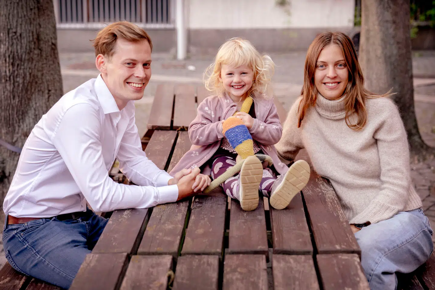 27-årige Mads Fencker skriver om problematikker ved lgbt-forældres juridiske rettigheder. »Vil man varetage barnets tarv, så giv os regnbuebørn ret til alle vores forældre.« Her ses han med sine søstre Sofie Fencker Rørbech, 24 år og Vera Maria Roslyng Fencker, 2 år.