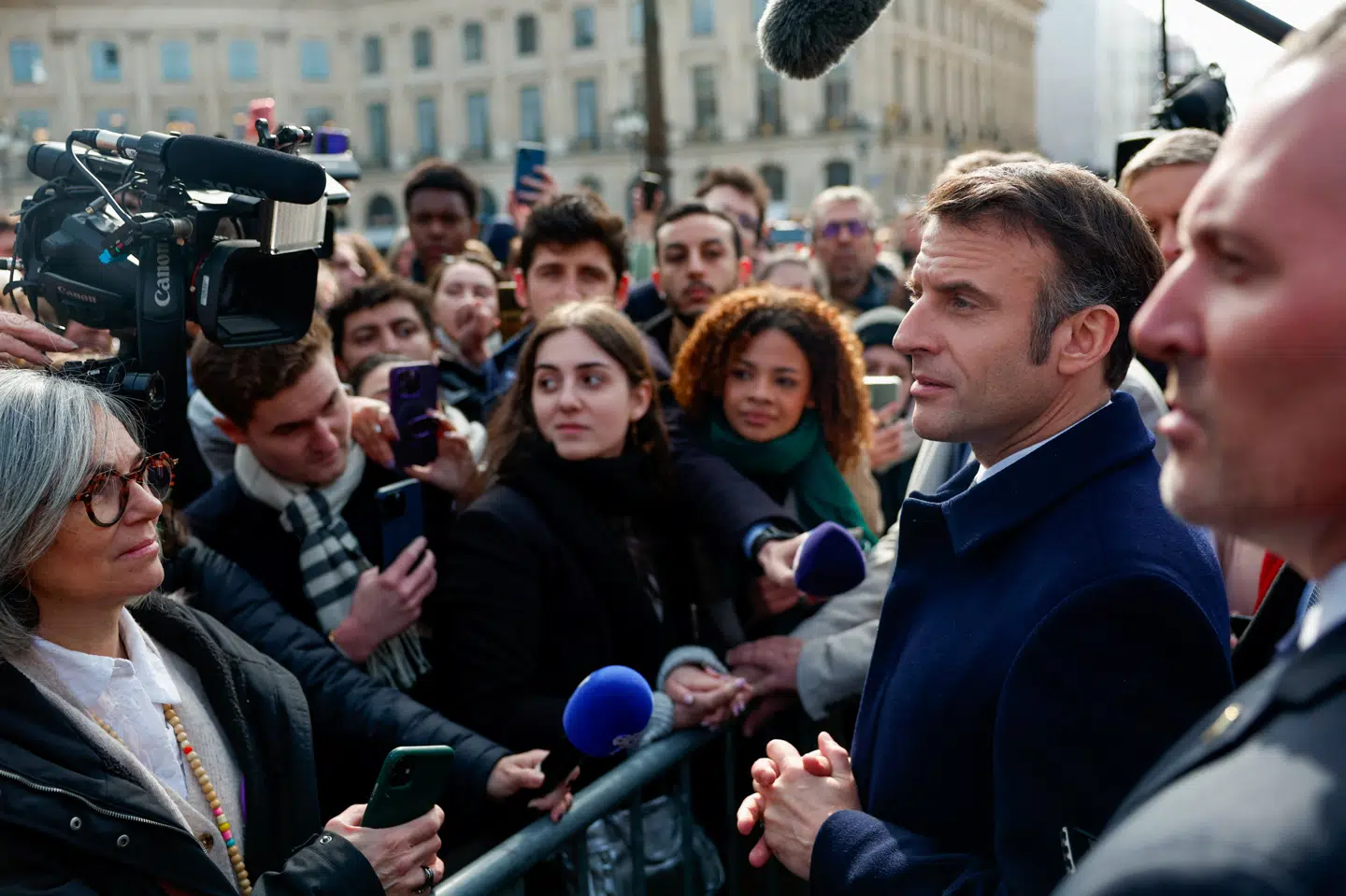 Præsident Emmanuel Macron taler med journalister ved en ceremoni fredag. hvor Frankrig på Kvindernes Internationale Kampdag fejrede at de to kamre i Nationalforsamlingen i denne uge vedtog, at Frankrig skriver retten til abort ind i landets forfatning.