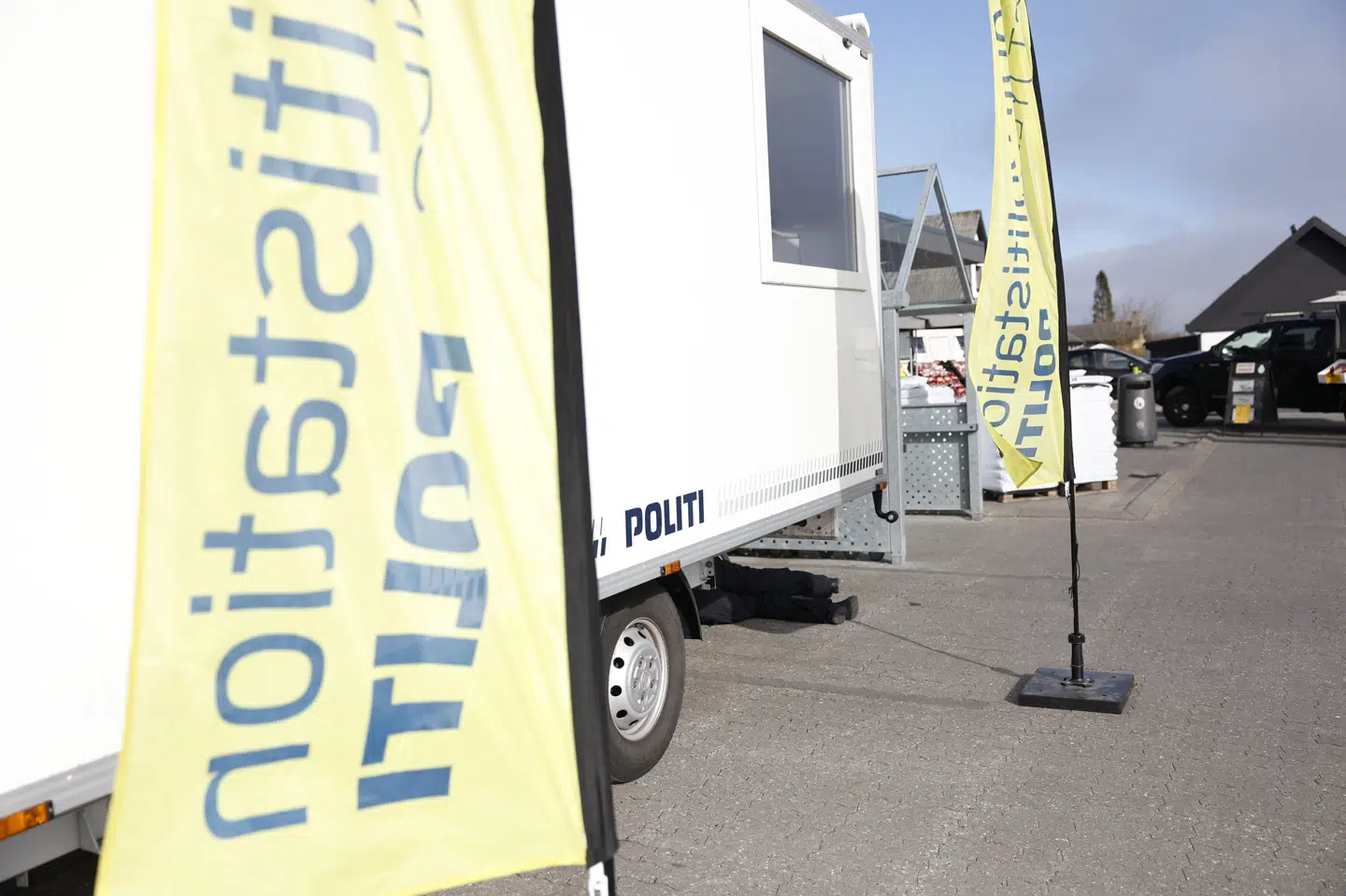 Efter at en 30-årig mand blev stukket ned med kniv torsdag aften i Randers, er Østjyllands Politi til stede i lokalområdet fredag. En 31-årig mand er fredag eftermiddag i grundlovsforhør for drabet.