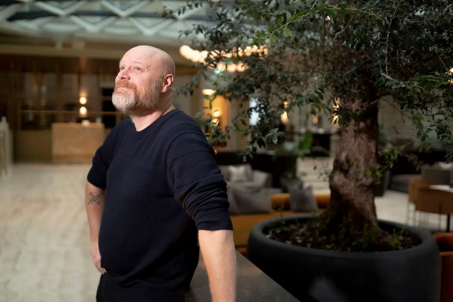 Mange af danskernes dilemmaer går igen og handler ifølge Mads Steffensen ofte om penge, kærlighed, utroskab og venskaber. Men der findes også de dilemmaer, der stikker dybere og giver den garvede radiovært ondt i hjertet.