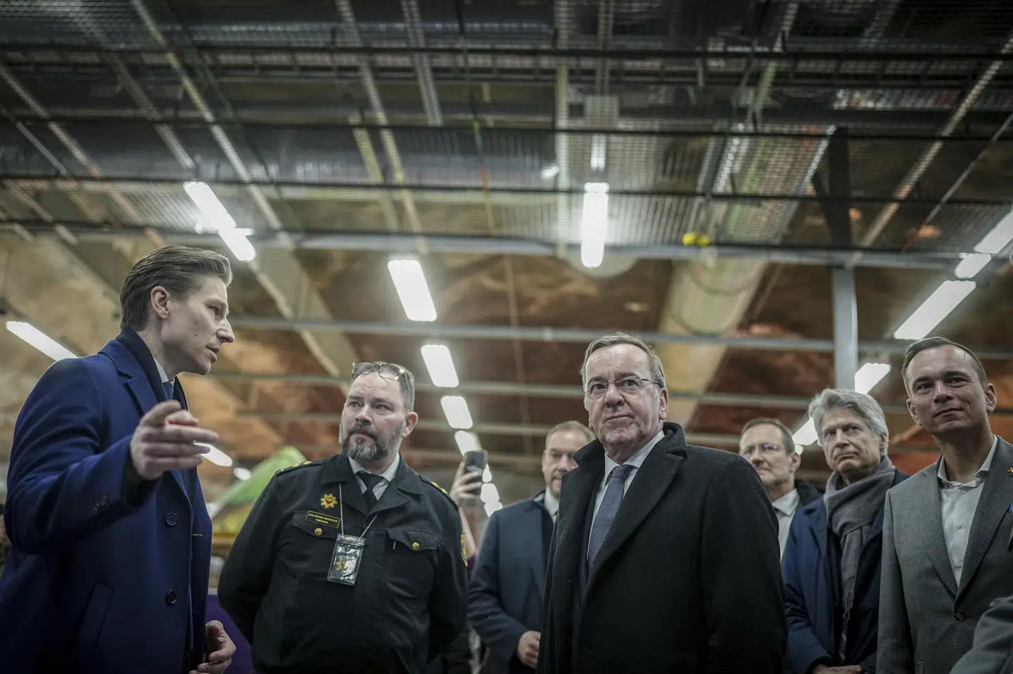 Finlands forsvarsminister, Antti Häkkänen, viser fredag den tyske forsvarsminister, Boris Pistorius, et beskyttelsesrum i hovedstaden Helsinki.