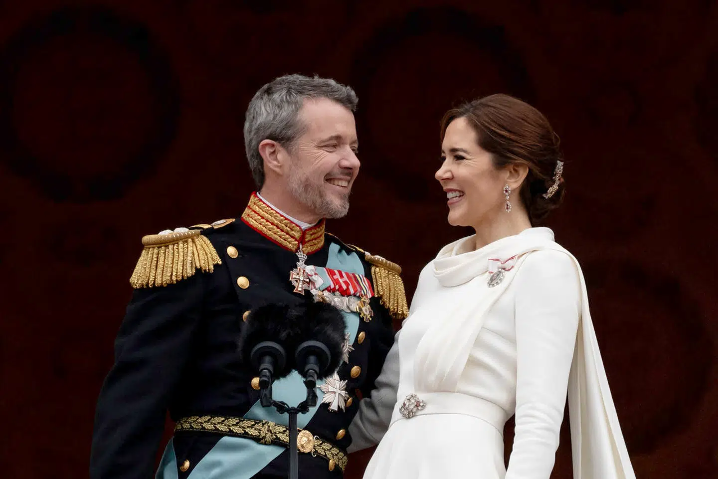 Kong Frederik 10. udråbes til konge fra balkonen på Christiansborg efter dronning Margrethes abdikation.