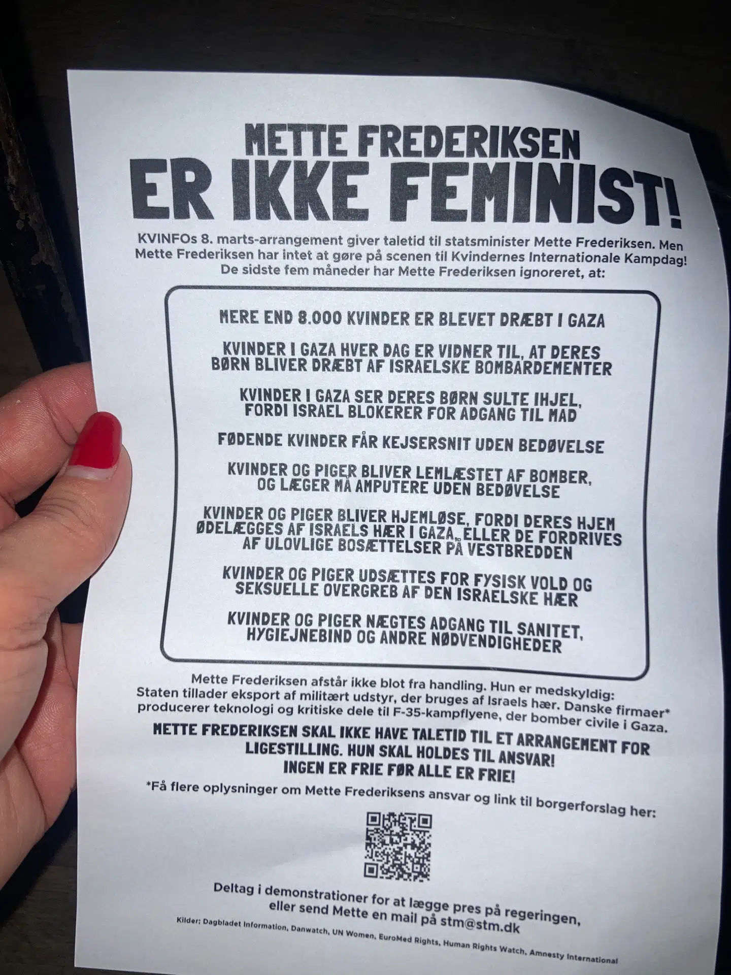 Her er en af de løbesedler, demonstranterne smed ned i Store Vega fredag. Foto: Anna Søltoft