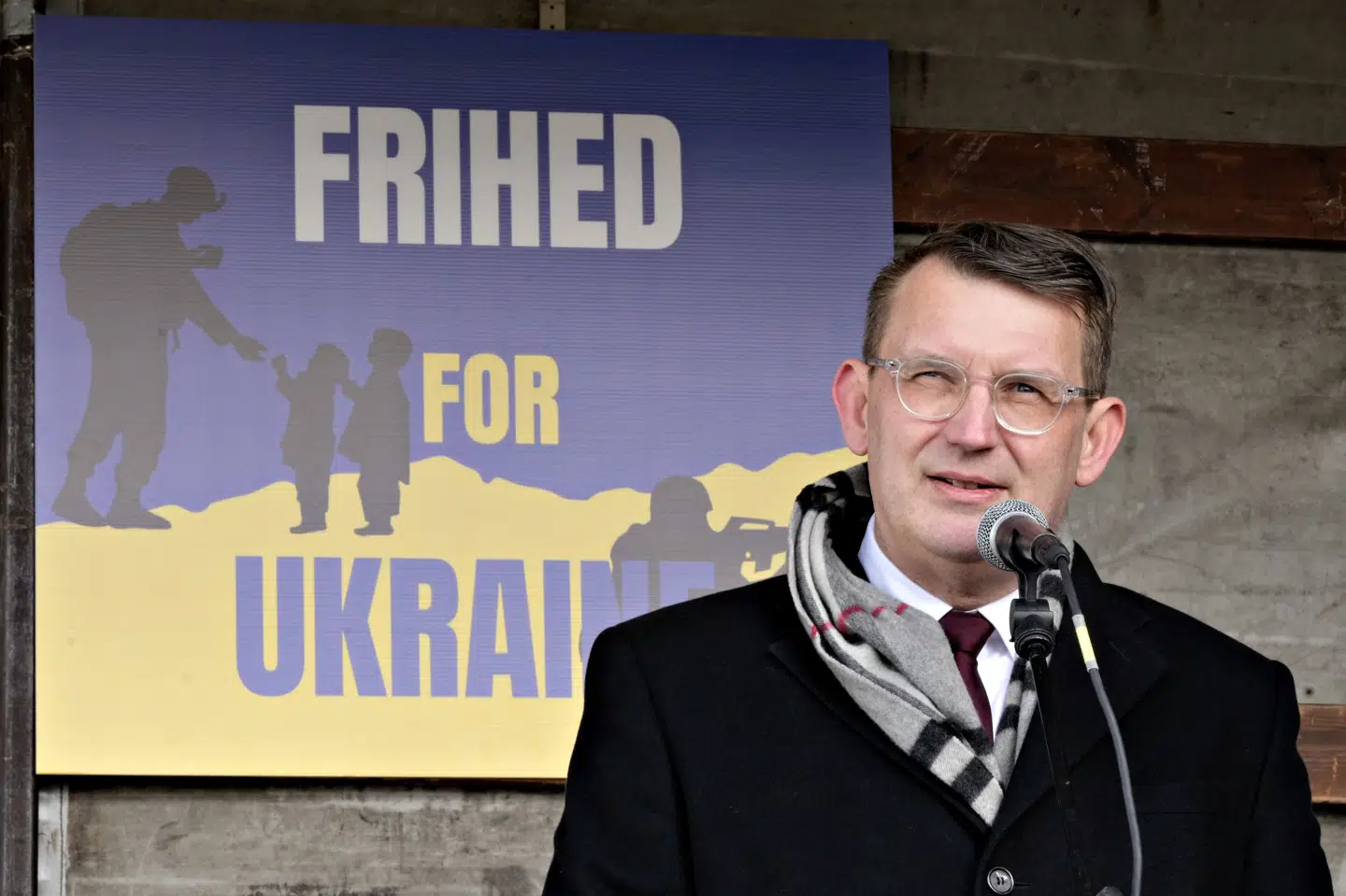 Vicestats- og forsvarsminister, Troels Lund Poulsen (V), her ved en tale ved den russiske ambassade i forbindelse med toårsdagen for Ruslands invasion af Ukraine, afviser planer om at indføre en krigsskat.