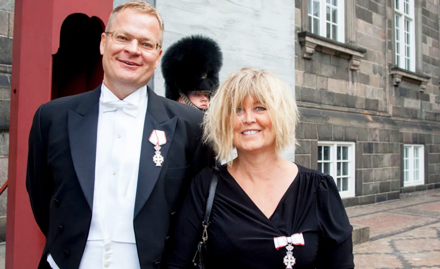 Det fulde billede af Bettina Jensen foran Christiansborg, da hun i 2014 sammen med en anden chef i Rigspolitiet, Rene Holleufer, modtog ridderkorset.