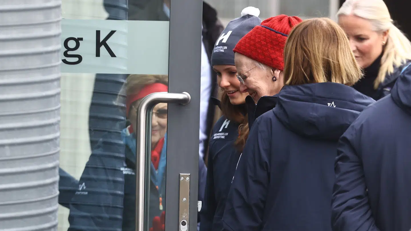 Her ankommer dronning Margrethe i selskab med blandt andre kronprinsesse Ingrid Alexandra.