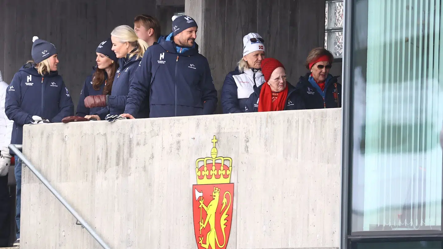 Dronning Margrethe ved siden af blandt andre kronprins Haakon.