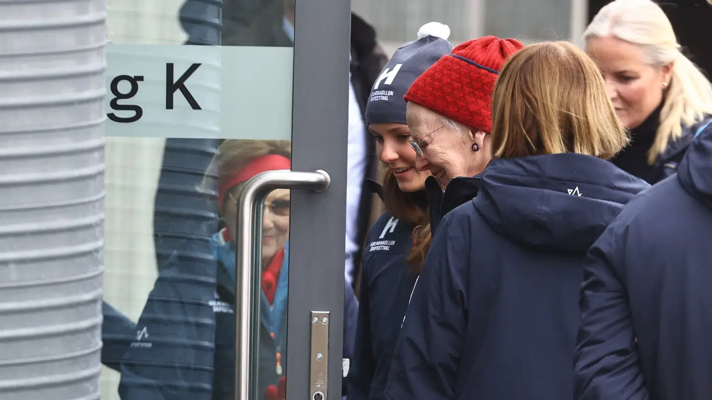 Dronning Margrethe dukkede op til skifestival i Oslo i weekenden. Men om hun også besøgte sin gode ven kong Harald, der er indlagt i nærheden på hovedstadens hospital, vil kongehuset ikke svare på.