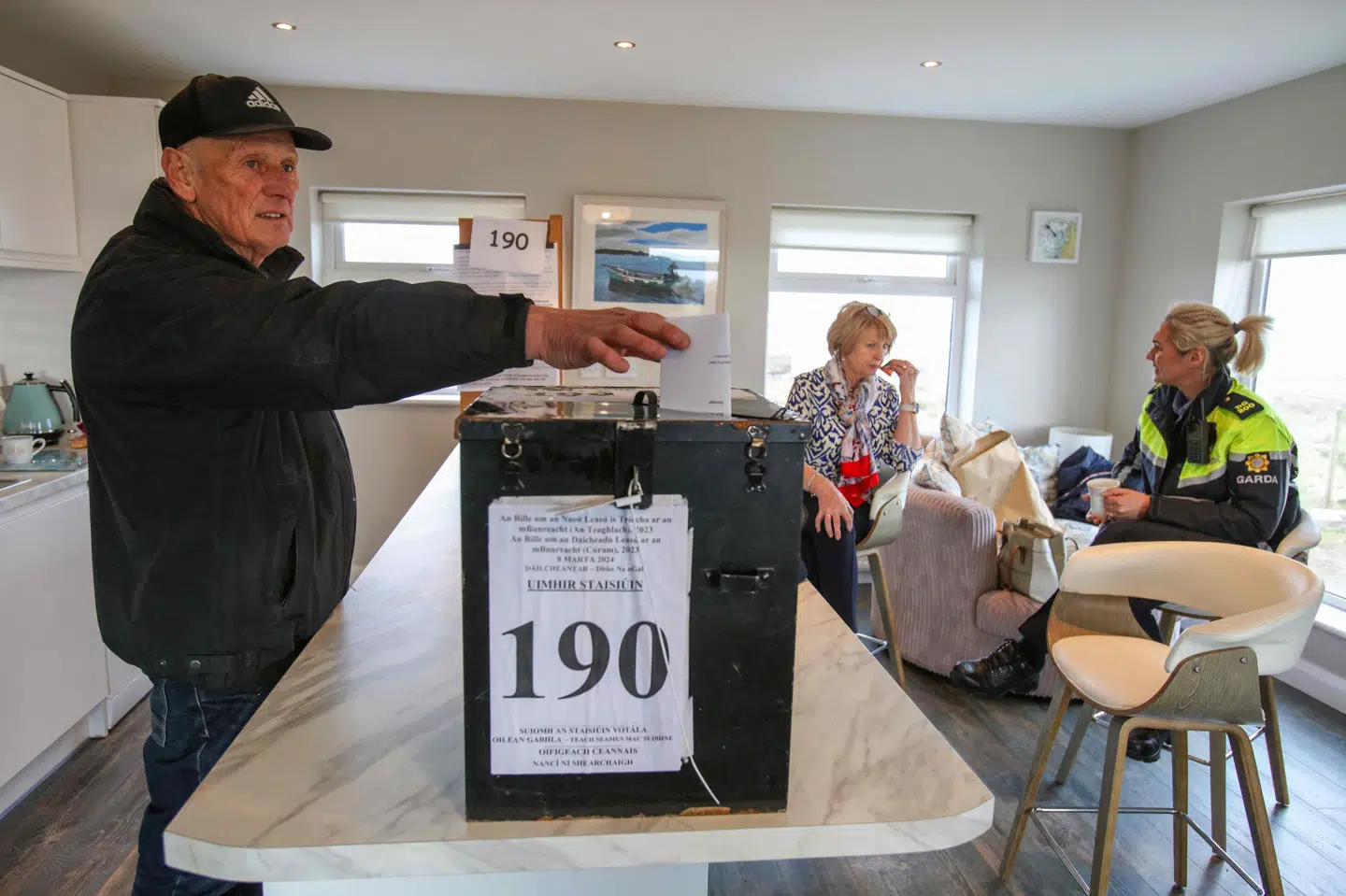 En vælger på øen Gola ud for den irske provins Donegal afleverer sin stemmeseddel fredag. De irske vælgere er blevet spurgt, om de vil skifte meget gammeldags beskrivelser af familien i forfatningen ud. Lørdag viser optællingen, at det ønsker et flertal ikke.