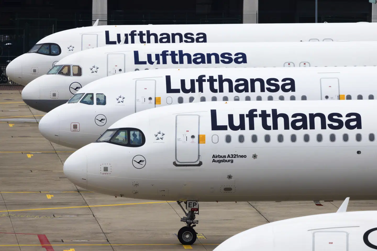 Fly fra Lufthansa på rad og række i Frankfurt lufthavn. Flere strejker rammer det tyske luftfartsselskab. Senest varsler kabineansatte en todages strejke.