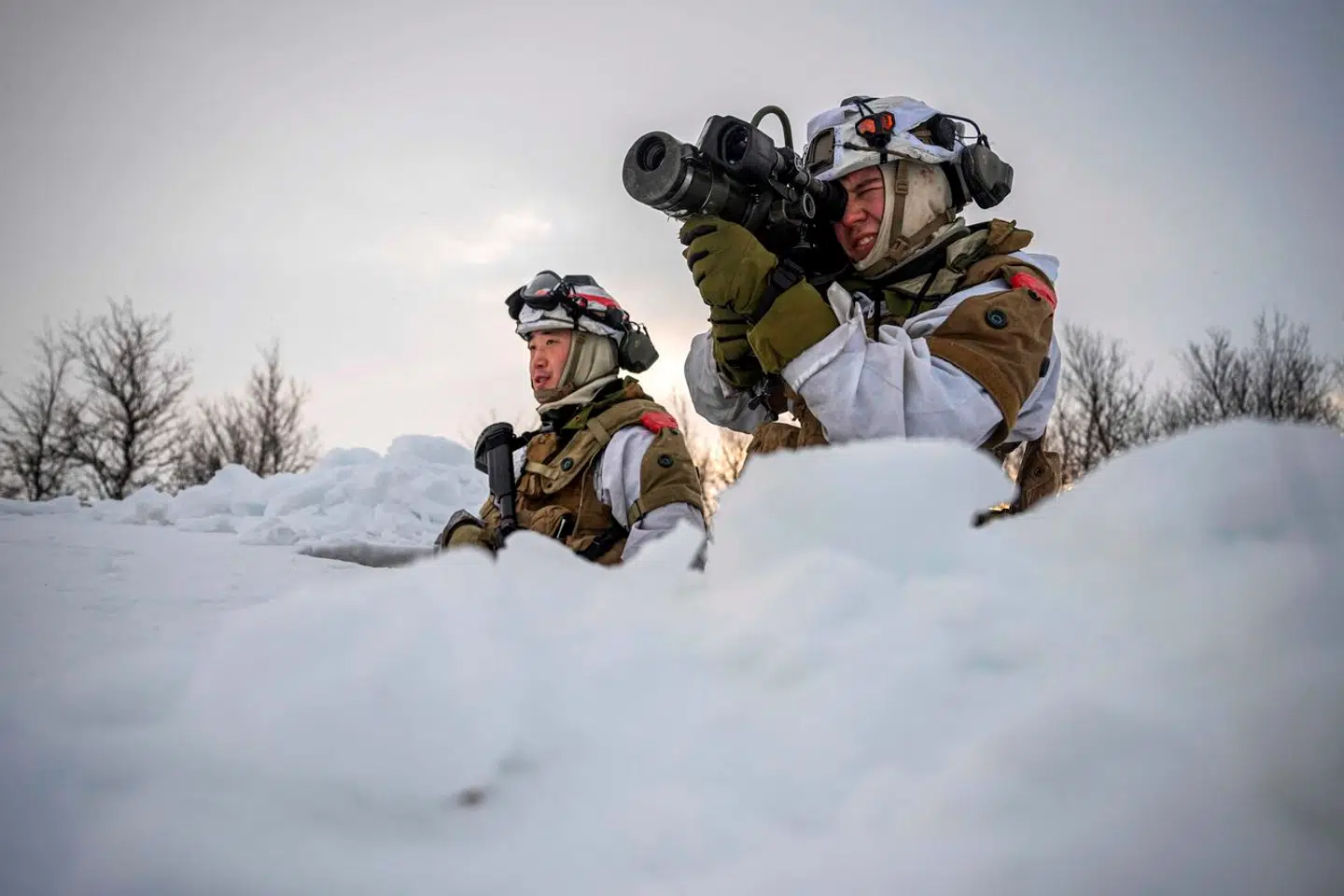 To norske soldater deltager i NATO-øvelsen i det nordlige Norge.