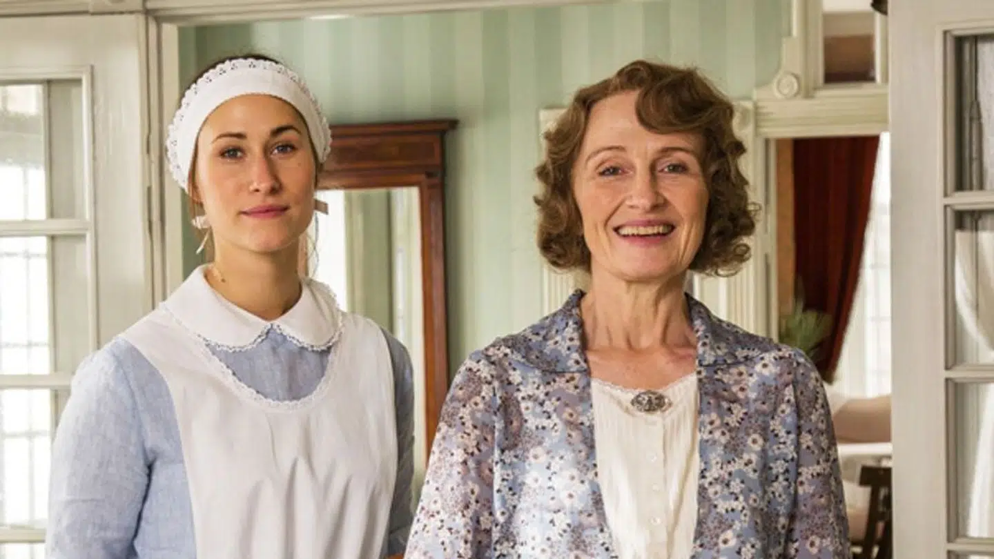 Bodil Jørgensen med Rosalinde Mynster i 'Badehotellet'.