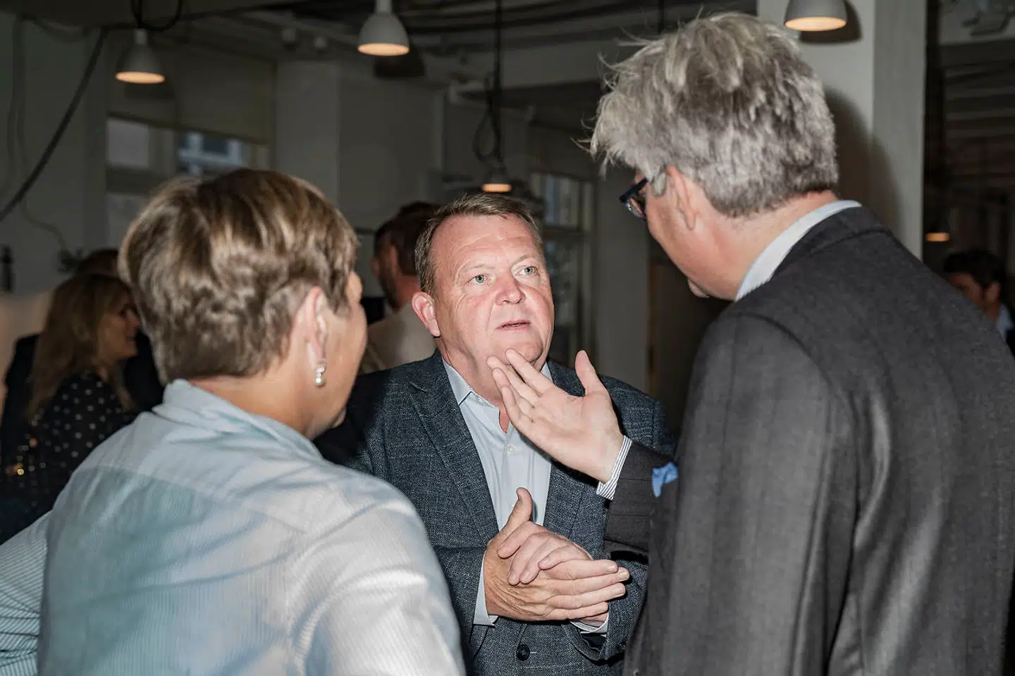 Lars og Solrun Løkke Rasmussen i samtale med Søren Pind. Der blev tid til både grin og fagter.