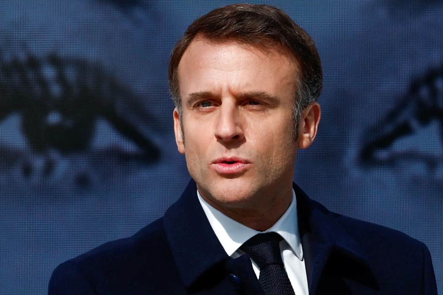 Præsident Emmanuel Macron udtaler for første gang i et interview støtte til, at syge kan få hjælp til at dø. Frankrigs nabolande har allerede indført retten til aktiv dødshjælp. Macron siger, at han med vilje ikke vil bruge udtrykkende aktiv dødshjælp og assisteret selvmord om indholdet i det kommende lovforslag.