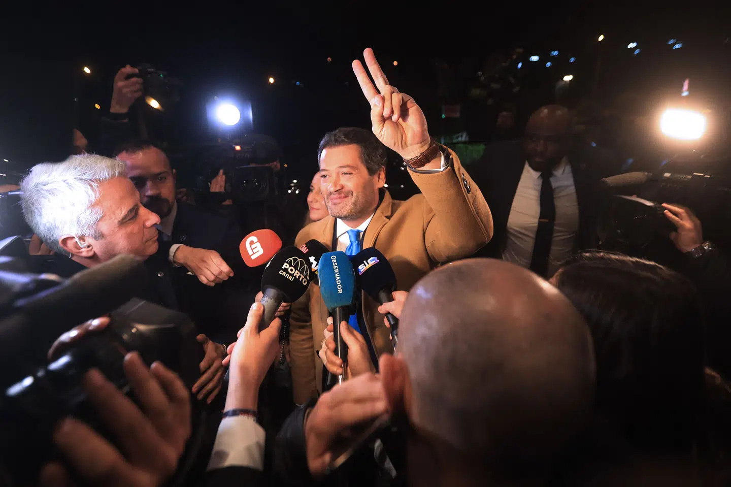 En sejrssikker leder, af det nationalkonservative parti Chega, Andre Ventura, ankommer søndag aften til partiets hovedkvarter i Lissabon.