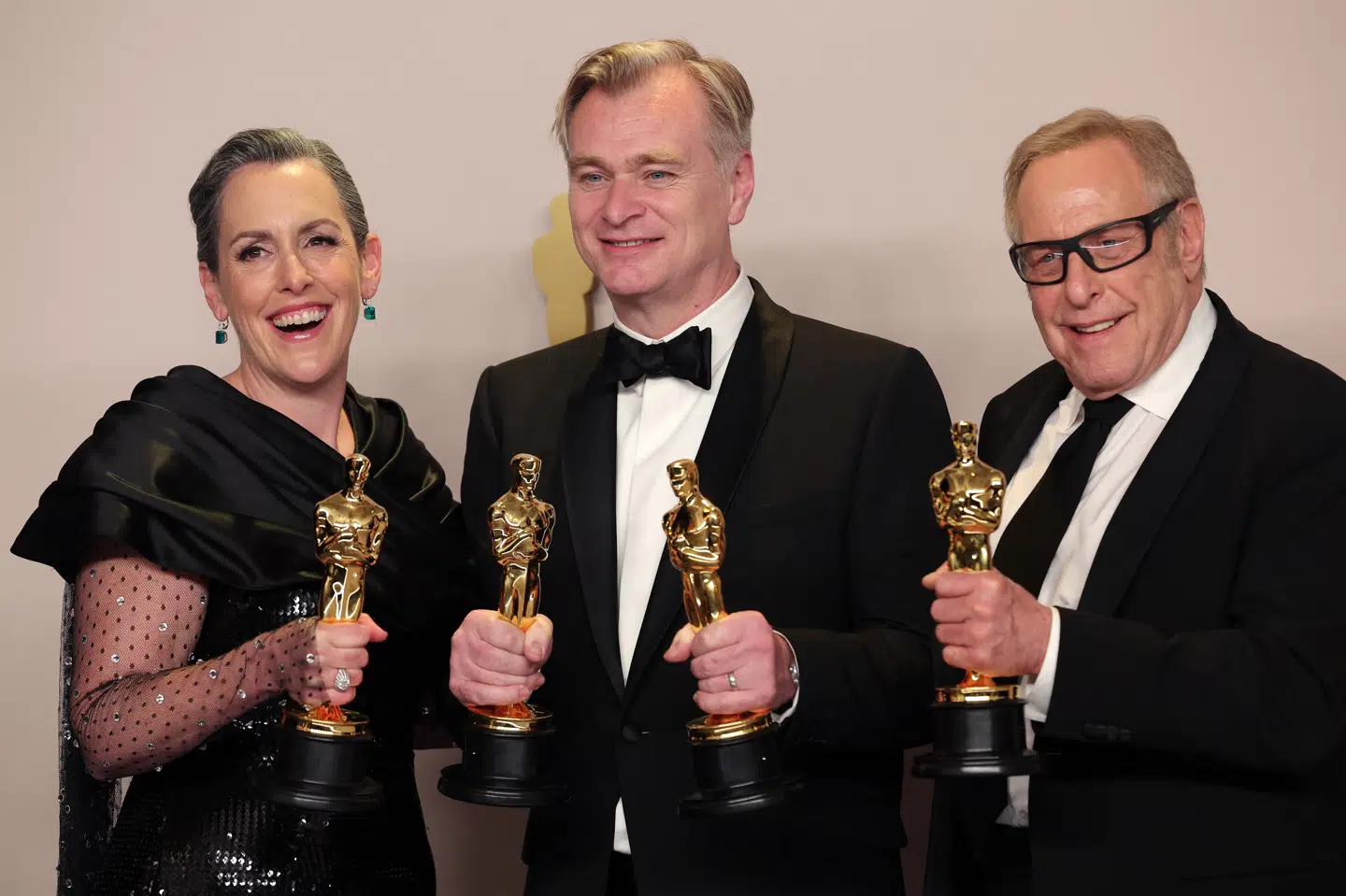 Christopher Nolan, Emma Thomas og Charles Roven med deres statuetter for Bedste Film for "Oppenheimer".