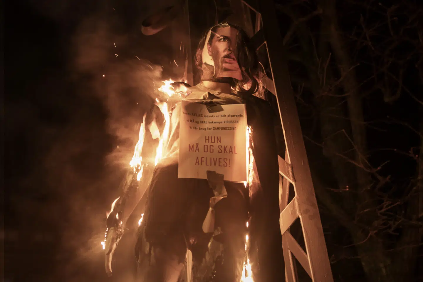 Teksten "Hun må og skal aflives!" var ifølge Retten på Frederiksberg en lovlig ytring i den konkrete sammenhæng. Nu skal landsret se på sagen, hvor tre mænd er under anklage. Billedet er fra demonstration på Julius Thomsens Plads på Frederiksberg den 23. januar 2021.