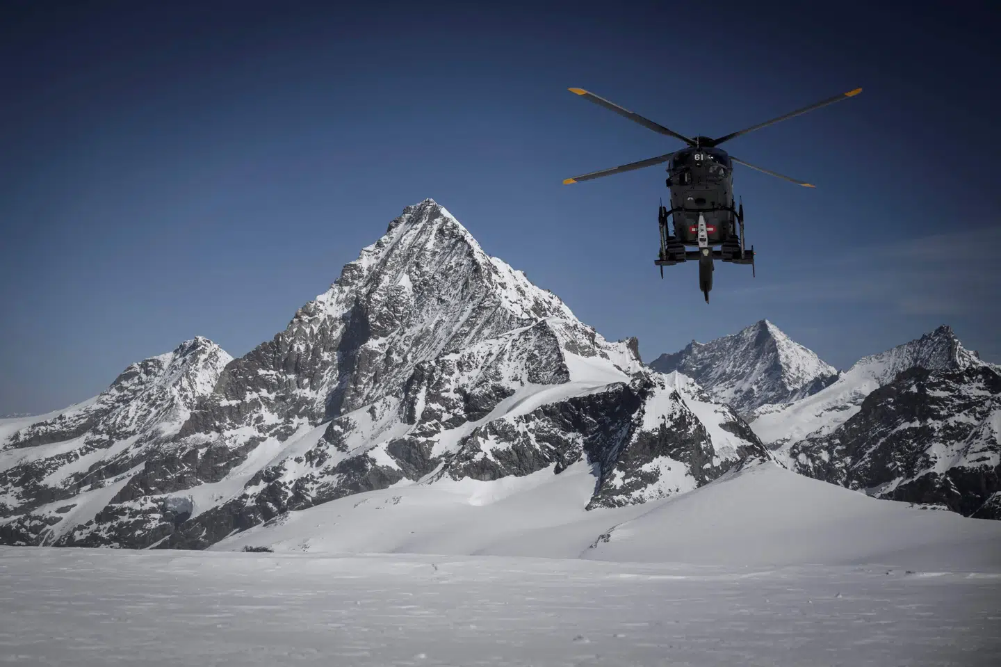 Risikoen for laviner gør det svært for redningsfolk og helikoptere at nærme sig ulykkesstedet ved bjerget Tête Blanche. (Arkivfoto).