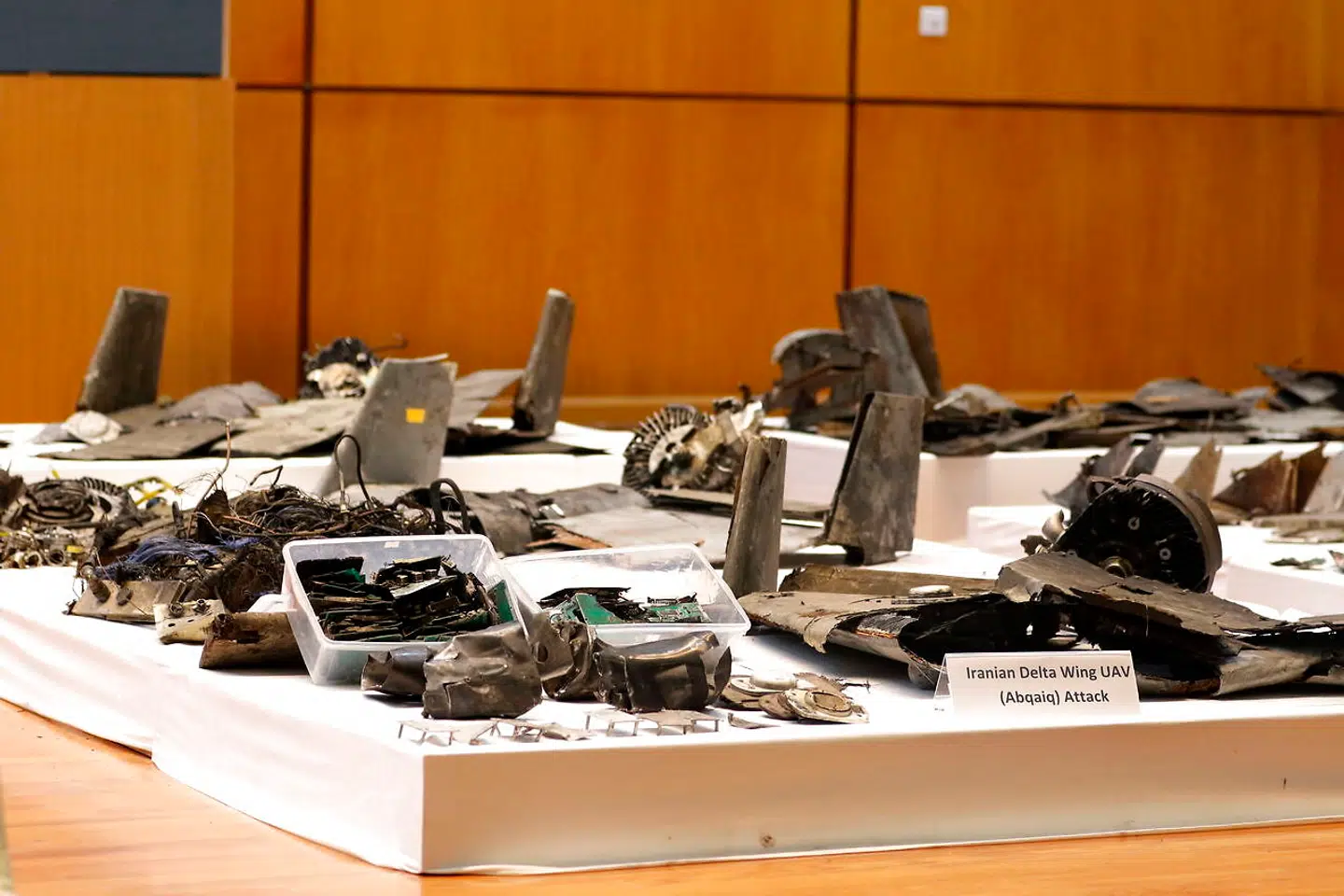 Stumper af droner og missiler bliver fremvist på et pressemøde i Riyadh i Saudi Arabien efter angrebene på to oliefelter.