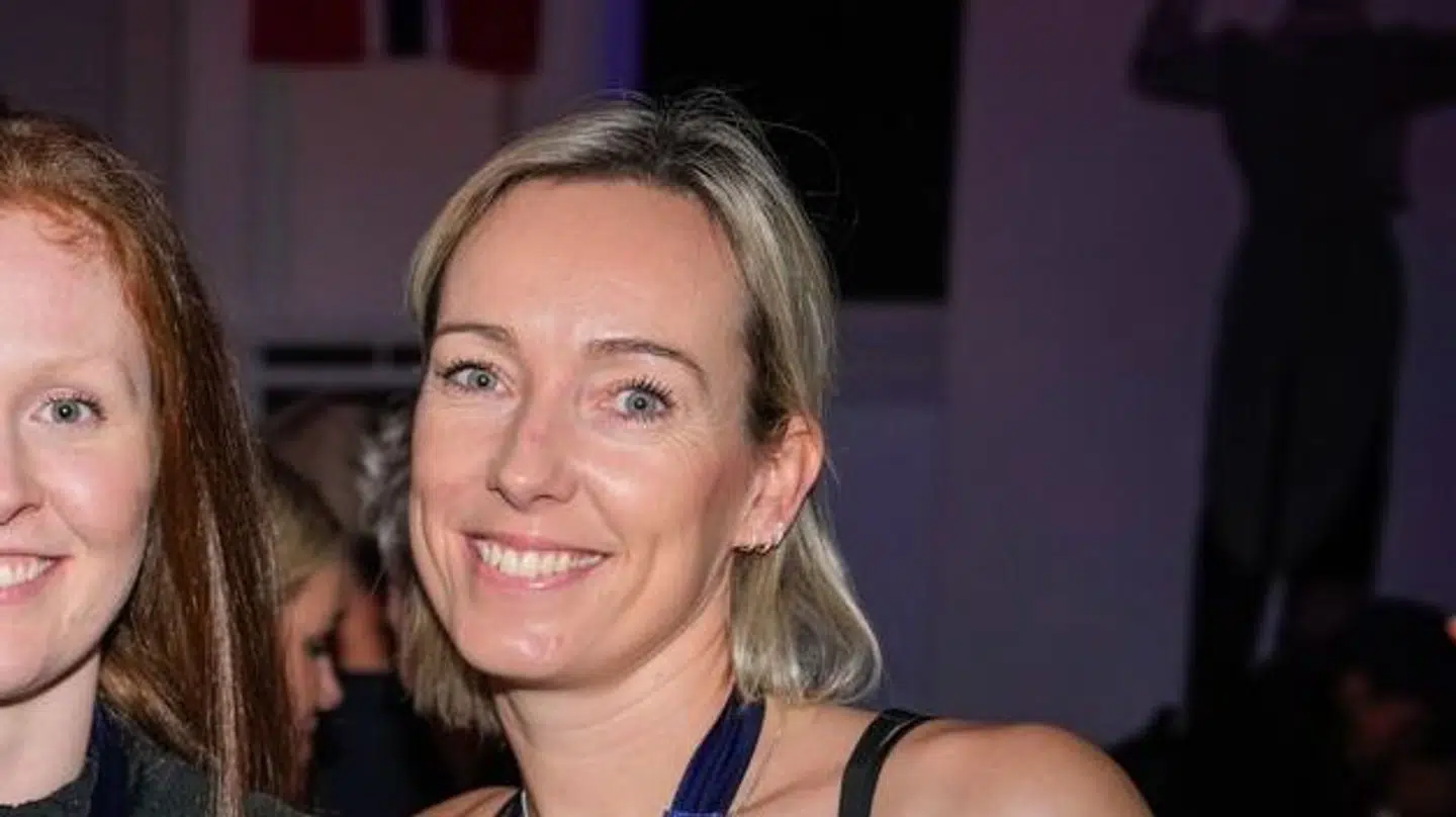 Katrine Lunde faldt om på banen, men har det efter eget udsagn fint.