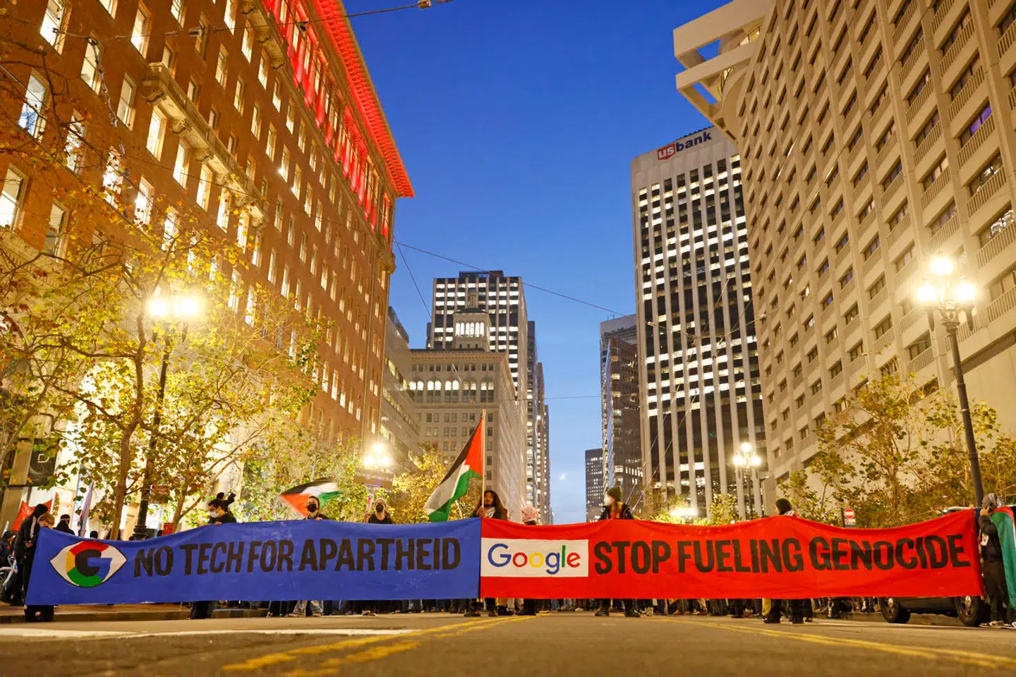 I december 2023 demonstrerede tusinder af mennesker uden for Googles kontorer i San Francisco på den amerikanske vestkyst mod Googles kontrakt med Israel, som giver israelerne adgang til ansigtsgenkendelse og andre teknologier. Kontrakten vækker fortsat harme, også blandt Googles egne ansatte, som der nu er blevet én mindre af.