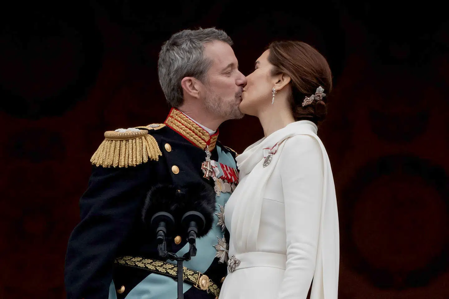 Smask! Briterne elsker – akkurat som danskerne – et ordentligt smækkys på balkonen.