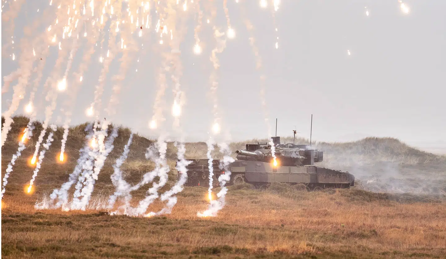 Alle borgere i Danmark skal sikres, og derfor bør alle borgere og selskaber i Danmark pålægges en ekstra beskatning. Hvis krigsskat er et grimt ord, så kald det en forsvarsskat, skriver Søren Gotfredsen. Her ses en nyindkøbt Leopard-kampvogn i Oksbøl i 2021.