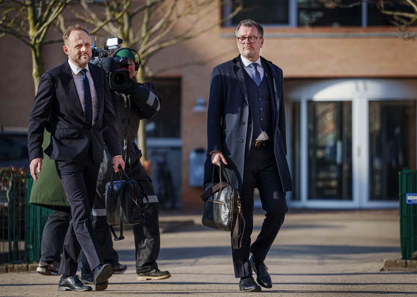 Sanjay Shahs to forsvarsadvokater, Kåre Pihlmann og Mikael Skjødt (tv.), fulgtes mandag morgen ad til det første retsmøde i straffesagen mod britiske Sanjay Shah. I taskerne havde de en plan, der skulle få straffesagen til at gå væk.