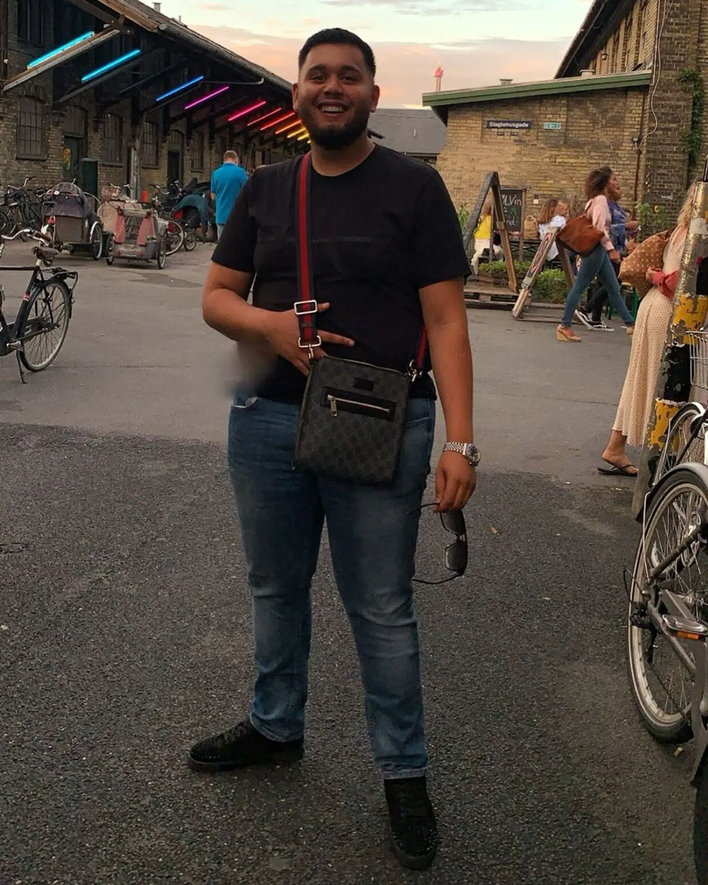 20-årige Kevin blev ramt af skud og dræbt i frisørforretningen i Brønshøj, hvor den sortklædte morder gik helt ind i forretningen.