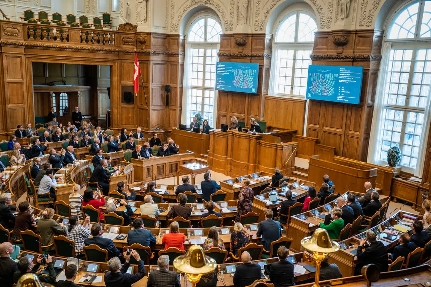 Partierne har mistet enhver retning og hælder en syndflod af enkelthændelser ned over vælgerskaren uden hensyn til det politiske mål, hvert parti burde have, mener Ole Ørslev.