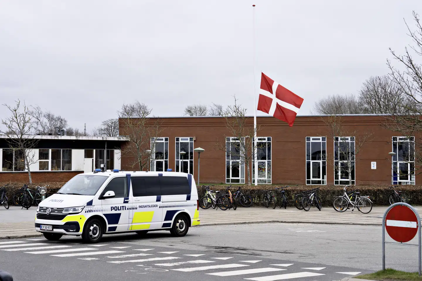 Flaget er på halv ved Hjallerup Skole i Nordjylland efter drabet på en 13-årig pige, der havde tilknytning til skolen.