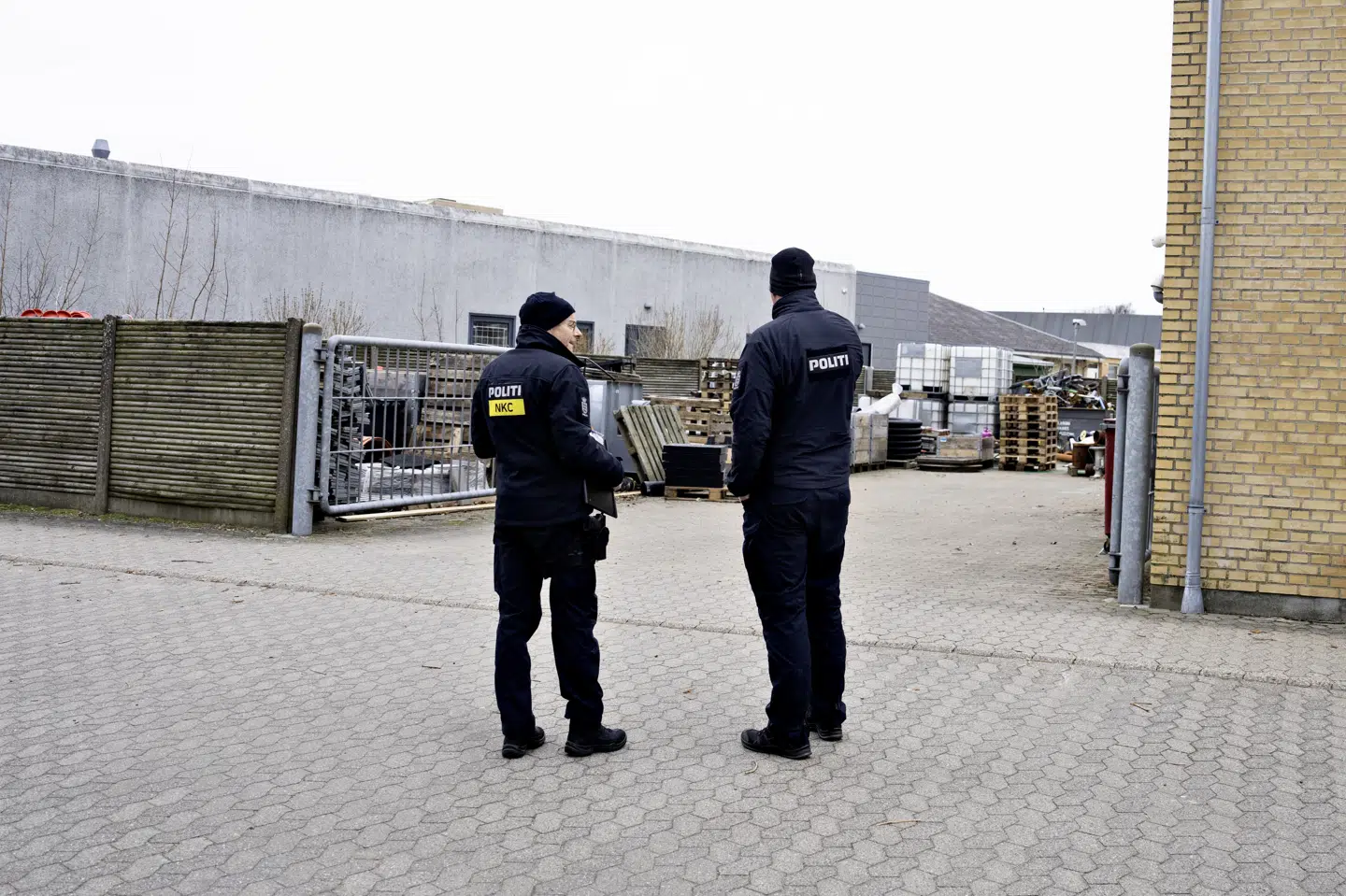 Politiets teknikere arbejder tirsdag ved et varmeværk i Hjallerup, hvor en 13-årig pige sent mandag blev fundet svært tilskadekommen. Hun afgik senere ved døden.