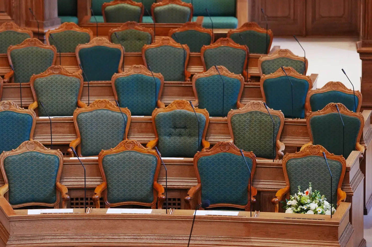 Folketinget har lagt blomster på Søren Pape Poulsens plads i Folketingssalen, hvor den konservative formand bliver mindet tirsdag.