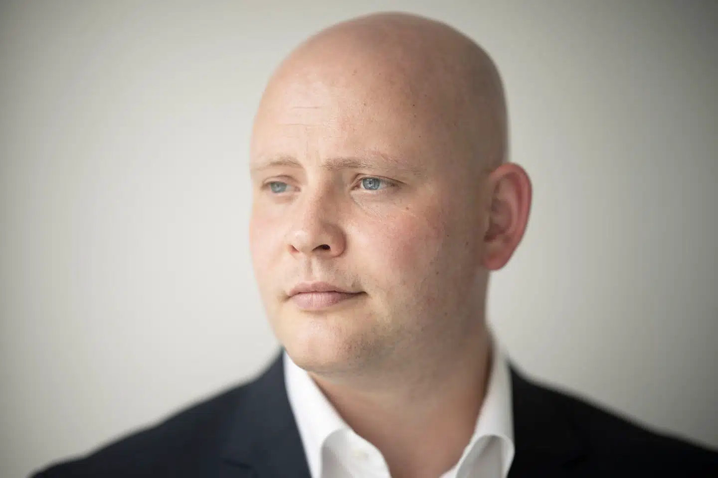 »Jeg er ikke minister for at få ting til at forsvinde, ligesom en støvsuger gør det – jeg er minister for det, vi faktisk vil holde fast i i vores fælles erindring,« skriver Jakob Engel-Schmidt (M).