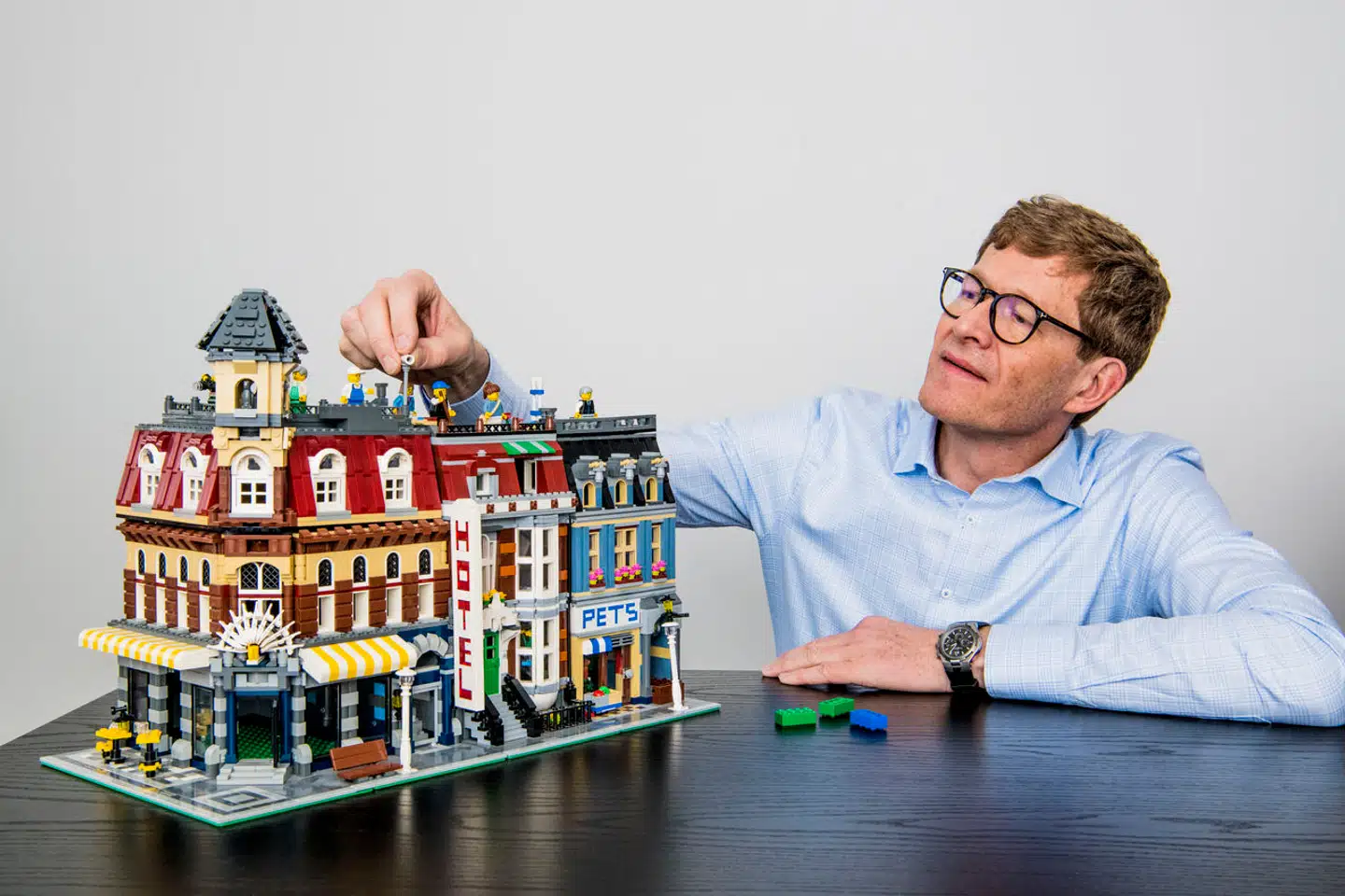 På trods af et fald i overskuddet, mener administrerende direktør Niels Bjørn Christiansen stadig, at efterspørgslen på LEGO-klodserne er intakt.