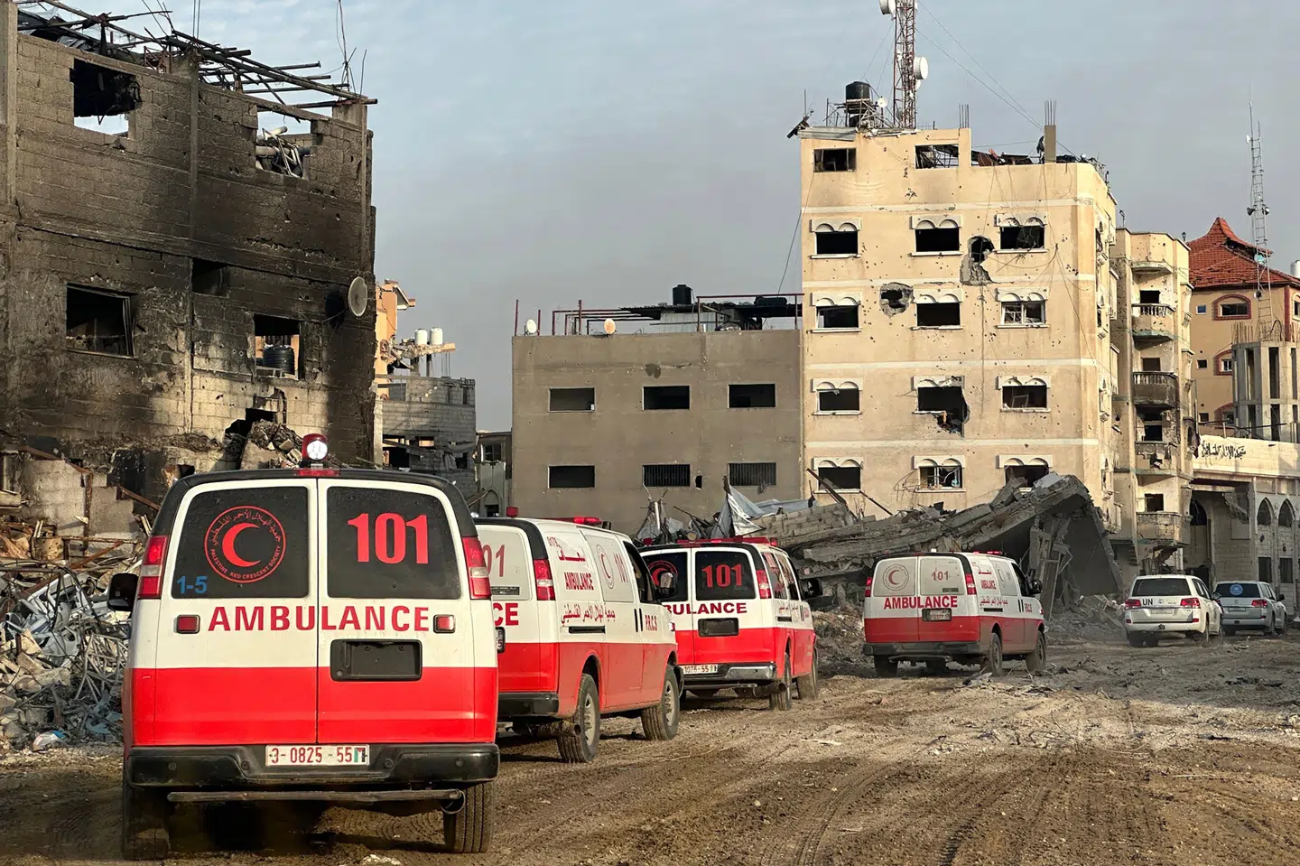 Ambulancer evakuerede patienter fra al-Nasser-hospitalet i midten af februar.