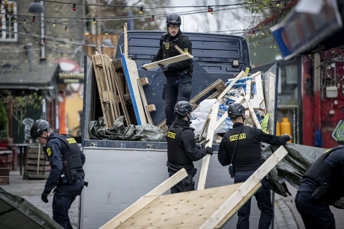 I de seneste måneder har politiet flere gange ryddet Pusher Street på Christiania som led i arbejdet med en såkaldt helhedsplan, der blandt andet har til formål at lukke ned for hashhandlen på Christiania. Her ses Københavns Politi midlertidigt rydde gaden i november 2023.