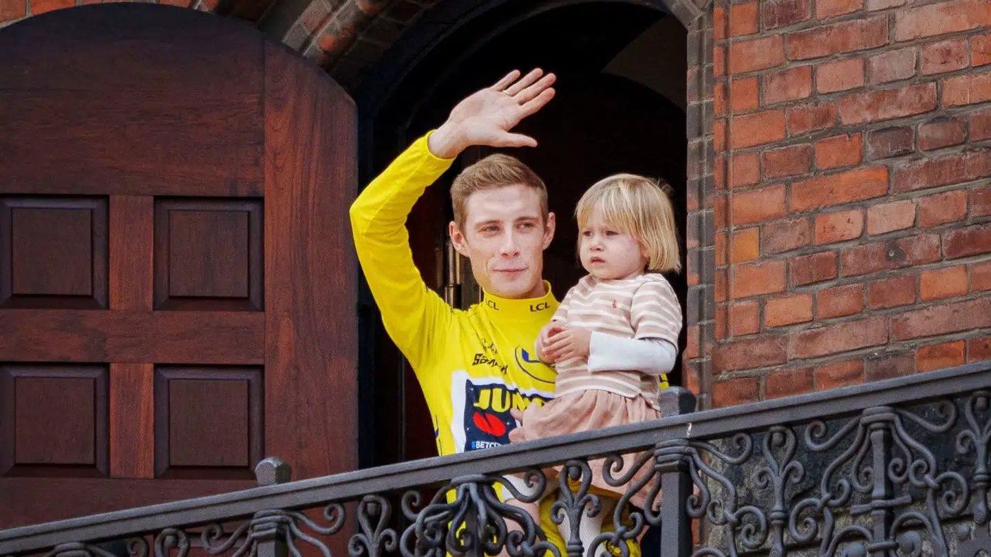 Jonas Vingegaard med datteren Frida fejres på balkonen på Københavns Rådhus onsdag den 26. juli 2023.. (Foto: Liselotte Sabroe/Ritzau Scanpix)