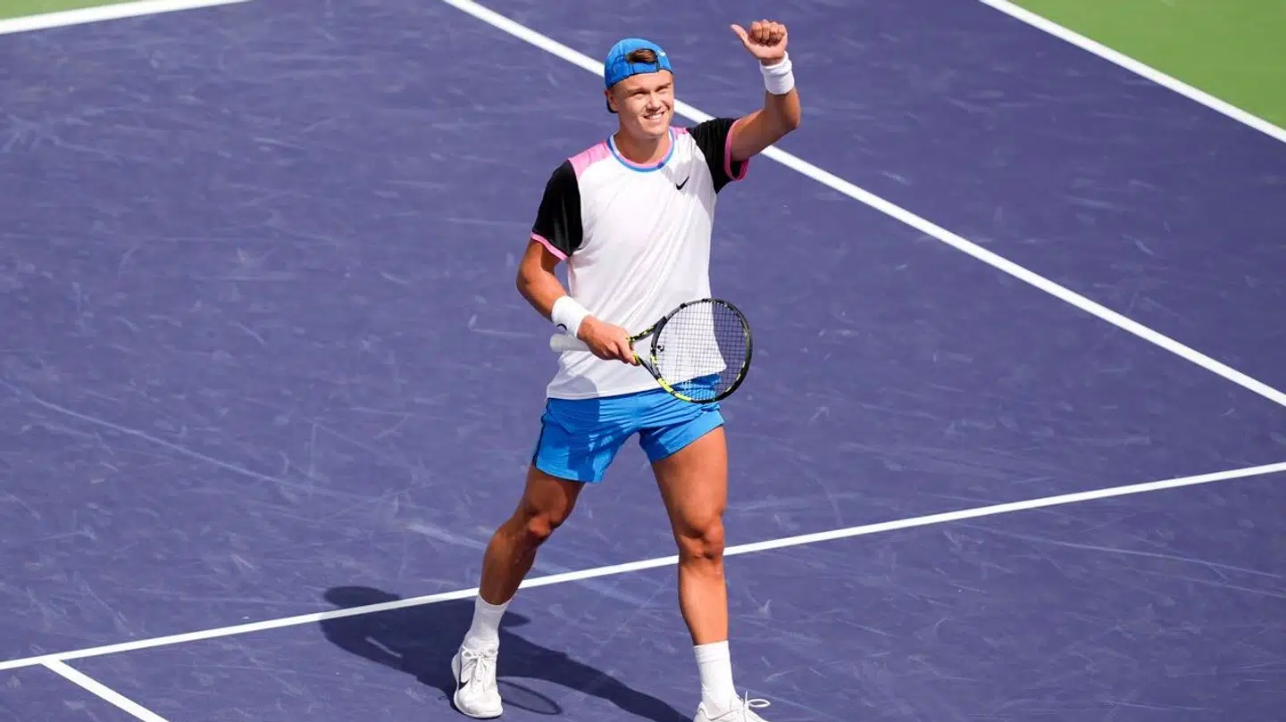 Holger Rune trækker konstant op i sine shorts.