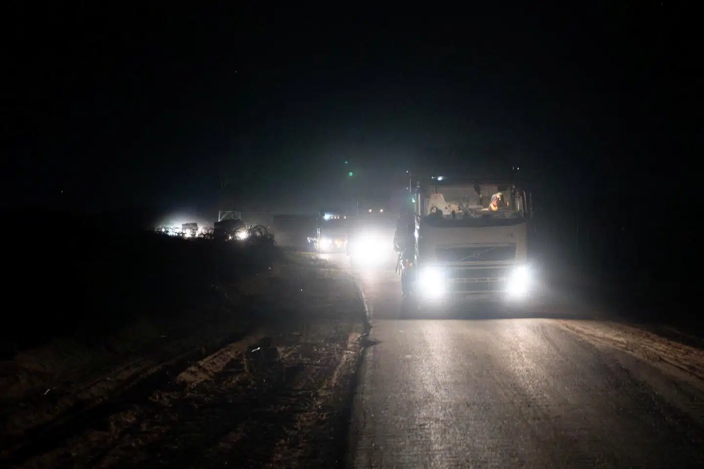 Den israelske hær har delt billeder af nødhjælpskonvojer, der kører ind i Gaza tirsdag.