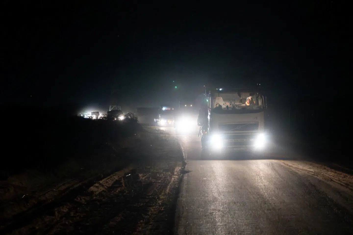 Den israelske hær har delt billeder af nødhjælpskonvojer, der kører ind i Gaza tirsdag.