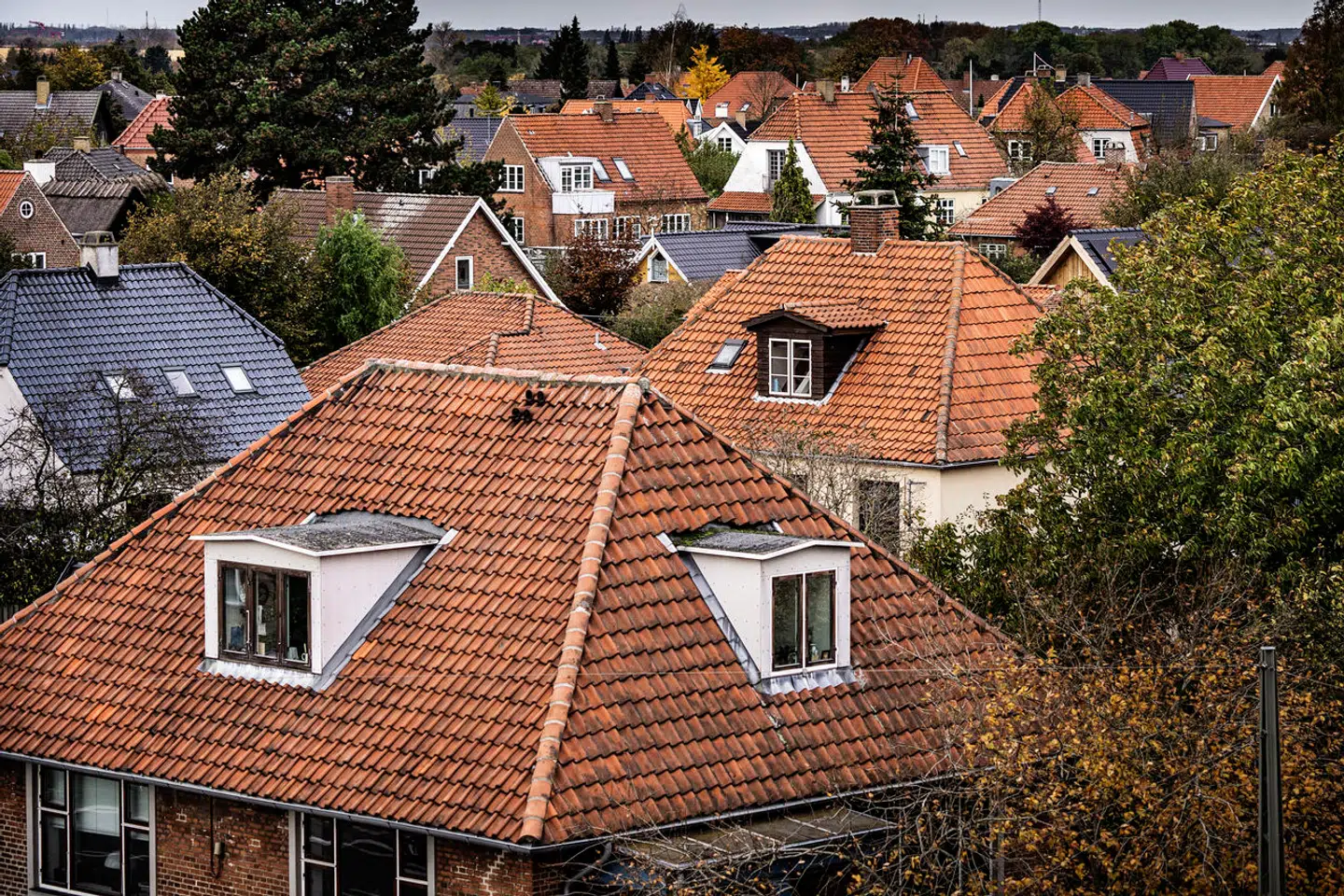 Huse i villakvarter i Brønshøj. Boliger. Udsigt. Ejendomme. Villaer. Bolig. Murstenshus. Oversigtsfoto. Bygning. Bygninger. Hus. Parcelhus. Parcelhuskvarter. Matrikel. Matrikler. Villaområde. Parcelhusområde. Boligkvarter.