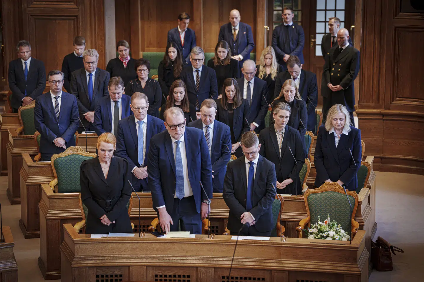 Folketinget holdt tirsdag mindehøjtidelighed for Søren Pape Poulsen i Folketingssalen. Der var blandt andet lagt blomster på Papes plads.