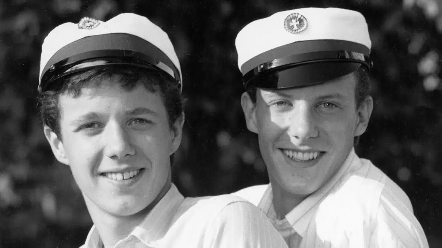 Kong Frederik (th) og prins Joachim med studenterhue i 1986.