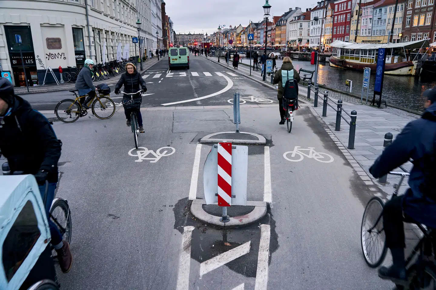 Langs Nyhavns kaj vil promenaden blive udvidet med københavnerfortov på hele strækningen mod kanalen.